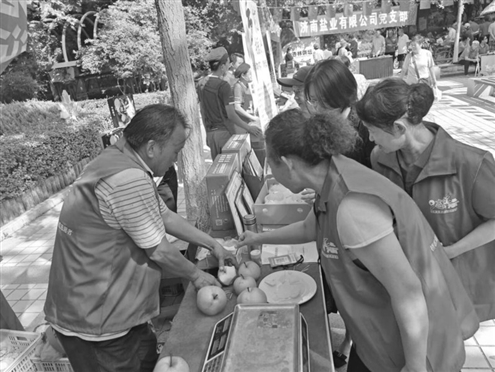 各种农特产品在爱心集市上进行展销,吸引周围村民前来选购